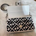 FENDI 2023 latest BAGUETTE bag with Leather strap F2029 Size:26-5-15CM - Image 6
