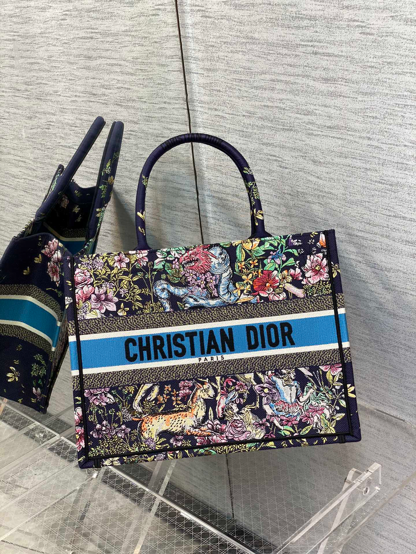 微信图片_20231107114450.png Dior Tote embroidery Animal pattern size: 36*18*28cm - Image 1